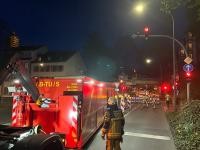 Einsatz der Feuerwehr iin der Nacht mit Löschfahrzeug.