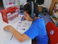 Mit den bebilderten Wortkarten, Satzleisten, programmierten Vorlesestiften und Kopfhörern des Sprachförderkoffers erlernen neuzugewanderte Kinder an den Heidelberger Grundschulen leichter die deutsche Sprache. (Foto: Dorn) Mit den bebilderten Wortkarten, Satzleisten, programmierten Vorlesestiften und Kopfhörern des Sprachförderkoffers erlernen neuzugewanderte Kinder an den Heidelberger Grundschulen leichter die deutsche Sprache. (Foto: Dorn)