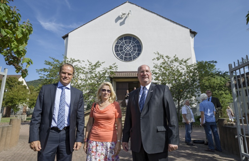 OB Dr. Eckart Würzner, Director Public Affairs bei der US-Army Regina Hingtgen und der Vorstand der Bundesanstalt für Immobilienaufgaben (BImA) Axel Kunze (v. l.) auf dem Gelände des Mark Twain Village. (Foto: Rothe)