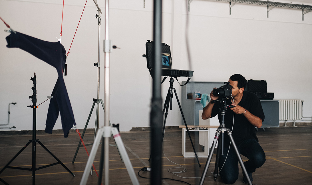 Kultur- und Kreativwirtschaft_11 Teilmaerkte1 Branche (Foto: Julian Beekmann) Ein Mann fotografiert.