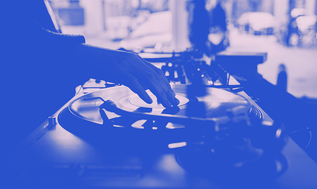Förderpropramm Kultur- und Kreativwirtschaft. (Foto: Felix Huth) DJ macht Musik am Plattenspieler.