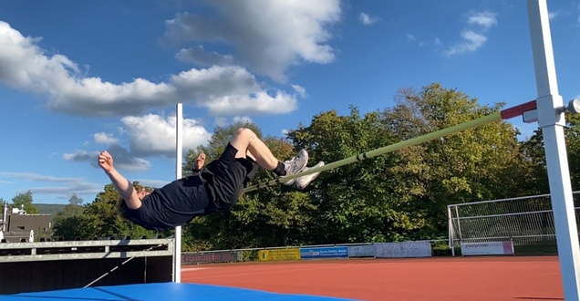 Gymnastik beim Dienstsport (Foto: Feuerwehr Heidelberg) Ein Mitarbeiter der Berufsfeuerwehr beim Hochsprung
