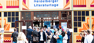 Heidelberger Literaturtage - viele Menschen vor dem Zelteingang (Foto: Annemone Taake)