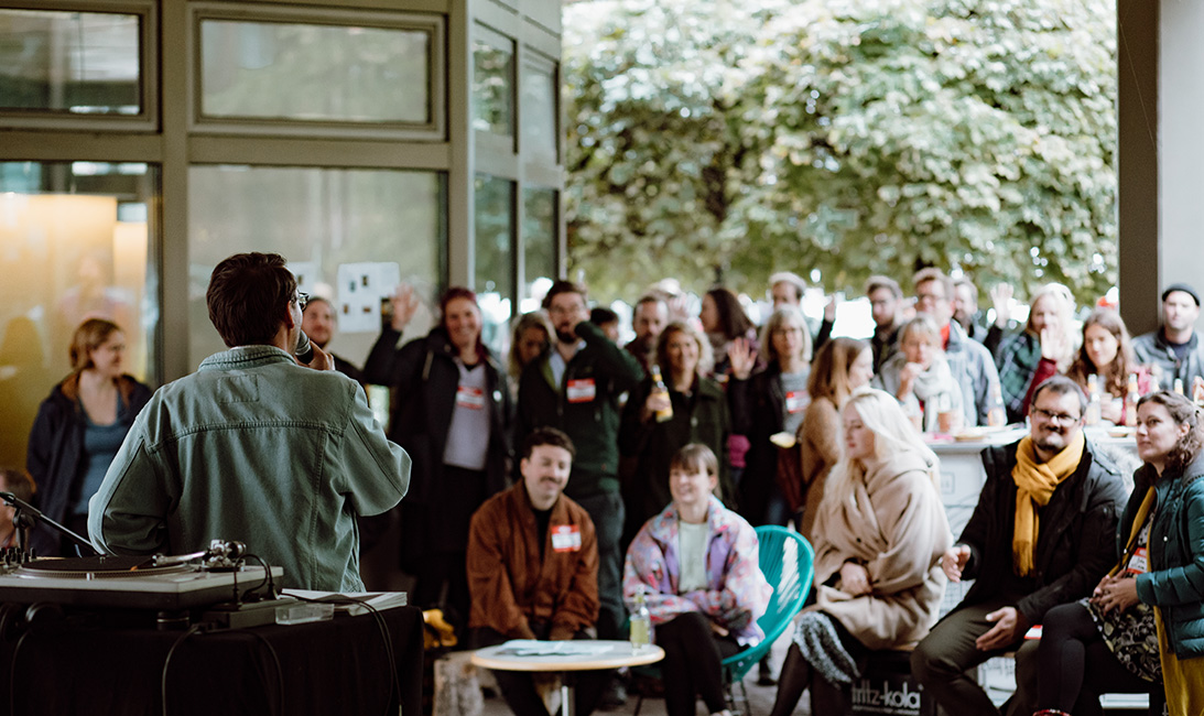 FensterLunch_Impulse und Vernetzung. (Foto: Felix: Huth) Viele Menschen hören einer Person beim sprechen zu.