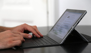 Eine Person arbeitet mit einem Tablet (Foto: Stadt Heidelberg) Eine Person arbeitet mit einem Tablet (Foto: Stadt Heidelberg)