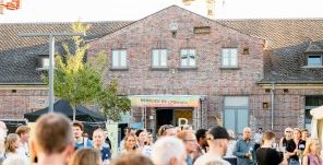 Außenansicht des Kreativwirtschaftszentrums MARLENE 42 mit vielen Menschen davor. (Foto: Joe Pohl)