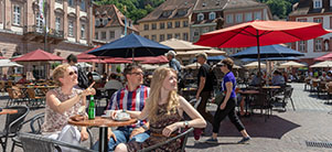Gruppe am Tisch auf dem Heidelberger Marktplatz (Foto: Buck)