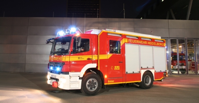 Löschfahrzeug mit eingeschaltetem Blaulicht auf dem Hof der Feuerwache 