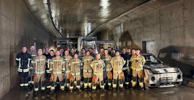 Gruppenfoto aller Teilnehmer im Tunnel. Im Hintergrund steht ein Übungsauto.