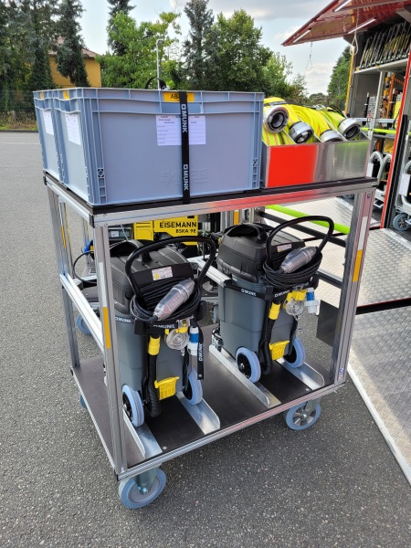 Rollwagen Wassersauger Zwei Wassersauger sind im Rollwagen Wassersauger verstaut