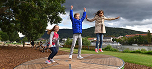 Kinder auf einer Drehscheibe auf der Neckarwiese (Foto: Dorn)