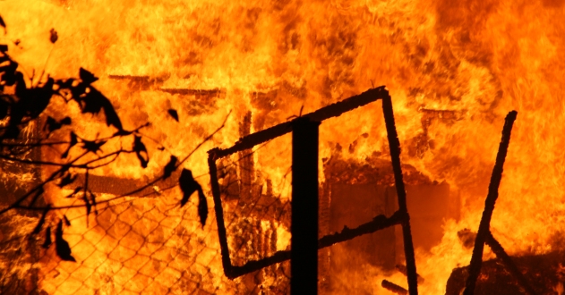 Reste einer in Vollbrand stehenden Gartenhütte