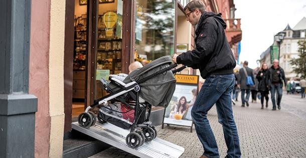 Mit Roll-stuhl und Kinder-wagen einfach durch die Stadt (Foto: Dittmer) Mit Roll-stuhl und Kinder-wagen einfach durch die Stadt (Foto: Dittmer)