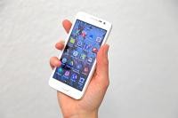 Smartphone (Foto: Stadt Heidelberg/ Pellner) Eine Hand hält ein weißes Smart-phone (Foto: Stadt Heidelberg/ Pellner)