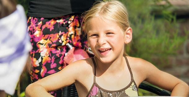 Das neue Ferien-Pass-Programm ist da (Foto: Bäcker) Blondes, junges Mädchen lacht (Foto: Bäcker)