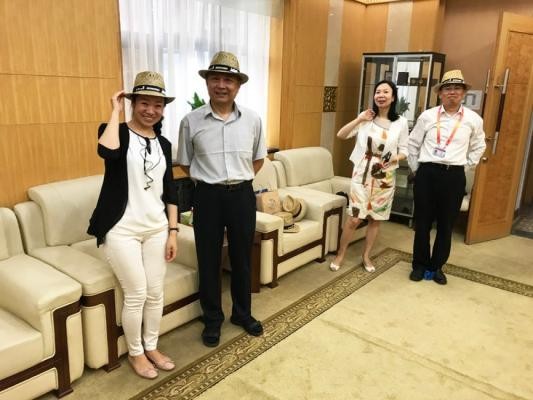 Archivkollegen/-innen unterschiedlicher Institutionen zeigen sich angetan von den mitgebrachten „Heidelberg-Hüten“ Archivkollegen/-innen unterschiedlicher Institutionen zeigen sich angetan von den mitgebrachten „Heidelberg-Hüten“