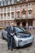 Bürgermeister Wolfgang Erichson mit einem neu beschafften Elektrofahrzeug für den städtischen Fuhrpark (Foto: Stadt Heidelberg) Bürgermeister Wolfgang Erichson mit einem neu beschafften Elektrofahrzeug für den städtischen Fuhrpark (Foto: Stadt Heidelberg)