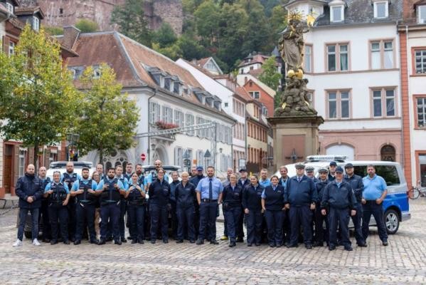 Die Einsatzkräfte des Kommunalen Ordnungsdienstes zusammen mit dem Gemeindevollzugsdienst auf dem Kornmarkt (Bild: Tobias Dittmer) Die Einsatzkräfte des Kommunalen Ordnungsdienstes zusammen mit dem Gemeindevollzugsdienst auf dem Kornmarkt