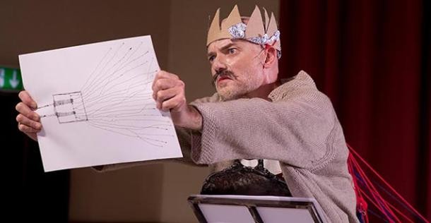 Eine besondere Aufführung: Theaterstück wird in Gebärden-Sprache übersetzt (Foto: Sebastian Bühler) Ein Mann mit einer Papierkrone hält eine Zeichnung hoch. (Foto: Sebastian Bühler)