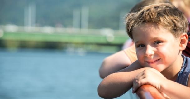 Das neue Ferien-Pass-Programm ist da (Foto: Bäcker) ein Junge lacht (Foto: Bäcker)