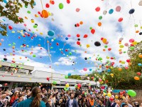 Ein Zeichen für Solidarität und ein friedliches Miteinander: Mehr als 1.000 Kinder und Erwachsene ließen am 17. September Luftballons vor der Emmertsgrund-Grundschule in den Himmel steigen. (Foto: Dittmer) Ein Zeichen für Solidarität und ein friedliches Miteinander: Mehr als 1.000 Kinder und Erwachsene ließen am 17. September Luftballons vor der Emmertsgrund-Grundschule in den Himmel steigen. (Foto: Dittmer)
