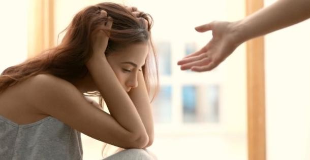 Frau mit verschränkten Armen (Foto: Shutterstock, ID:635442119) Frau mit verschränkten Armen (Foto: Shutterstock, ID:635442119)