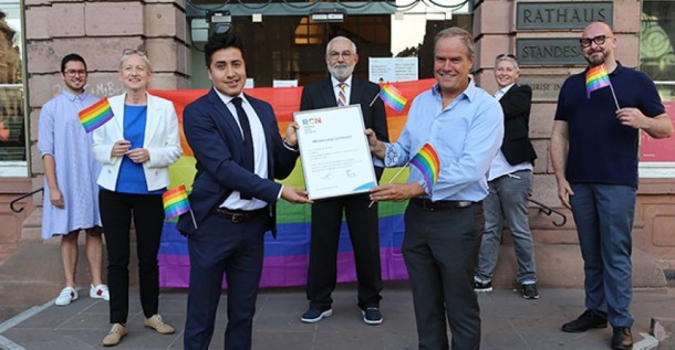 Große Freude bei der Übergabe der „Rainbow Cities Network“-Mitgliedsurkunde am Dienstag, 22. September 2020, vor dem Heidelberger Rathaus (v. l.): Marius Emmerich und Dörthe Domzig vom Amt für Chancengleichheit, RCN-Koordinator Manuel Rosas Vázquez, Bürgermeister Wolfgang Erichson, Oberbürgermeister Prof. Dr. Eckart Würzner sowie Susanne Hun und Danijel Cubelic vom Amt für Chancengleichheit. (Bild: Stadt HD) Vor dem Heidelberger Rathaus wird die "Rainbow Cities Network"-Mitgliedsurkunde übergeben (Foto: Stadt HD)