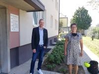 André Trinks und Christina Reiß vor der Eingangstür des IKARUS-Büro (Foto: IKARUS) André Trinks und Christina Reiß vor der Eingangstür des IKARUS-Büro