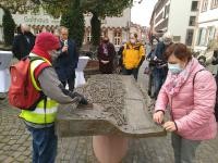 Mehrere Menschen bei der Einweihung und beim Greifen des taktilen Modells (Foto: Stadt Heidelberg) Mehrere Menschen bei der Einweihung und beim Greifen des taktilen Modells