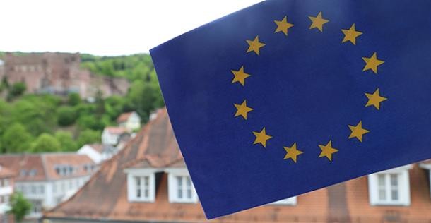 In Heidelberg gibt es jedes Jahr eine Europa-woche. (Foto: Stadt Heidelberg) Man sieht eine Europa-flagge vor dem Schloss in Heidelberg.