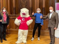 „Daumen hoch für das enorme Engagement der „BNE-Teams“(Foto: Stadt Heidelberg) Umweltamtsleiterin Sabine Lachenicht, das Heidelberger Klimaschutz-Maskottchen, die Agendabüro-Leiterin Kristina Wetzel und Oberbürgermeister Prof. Dr. Eckart Würzner