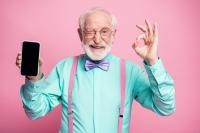 Digitale Informationen für Senioren per Telefon abhören: Das ist mit dem Heidelberger Silberdraht unter der Rufnummer 06221 58-37373 möglich. (Foto:deagreez/stock.adobe.com) Ein Senior mit einem Smartphone in der Hand.