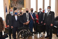 Die Stadt Montpellier will das Heidelberger Fahrradmobilitäts-Konzept aufgreifen. Bei dem Besuch übergab Oberbürgermeister Prof. Dr. Eckart Würzner (5.v.l.) gemeinsam mit der Heidelberger Delegation der Stadt Montpellier um Oberbürgermeister Michael Delafosse (6.v.l.) als Gastgeschenk ein Lastenrad. Bei dem gezeigten Rad handelt es sich um ein Beispielmodell. (Foto: Stadt Montpellier) Bei dem Besuch übergab Oberbürgermeister Prof. Dr. Eckart Würzner (5.v.l.) gemeinsam mit der Heidelberger Delegation der Stadt Montpellier um Oberbürgermeister Michael Delafosse (6.v.l.) als Gastgeschenk ein Lastenrad.