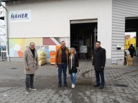 Besuch bei Baustoffe Näher (von links: Oberbürgermeister Prof. Dr. Eckart Würzner, Geschäftsführer Knut Lunks mit Ehefrau Sabrina Lunks, und der Leiter des Amtes für Wirtschaftsförderung und Wissenschaft, Marc Massoth. Vor einer Halle stehen vier Menschen. Von links: Oberbürgermeister Prof. Dr. Eckart Würzner, Geschäftsführer Knut Lunks mit Ehefrau Sabrina Lunks, und der Leiter des Amtes für Wirtschaftsförderung und Wissenschaft, Marc Massoth.