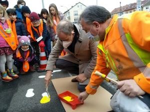 Unter den wachsamen Augen der Kinder malte Oberbürgermeister Prof. Dr. Eckart Würzner den ersten Fußabdruck auf der Straße gelb aus (Foto: Stadt Heidelberg) Unter den wachsamen Augen der Kinder malte Oberbürgermeister Prof. Dr. Eckart Würzner den ersten Fußabdruck auf der Straße gelb aus (Foto: Stadt Heidelberg)