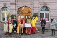Oberbürgermeister Prof. Dr. Eckart Würzner (rechts) empfing eine Sternsingergruppe um Gemeindereferentin Tanja Becker (zweite von rechts) am Rathaus und übergab einen Scheck über 500 Euro aus seinen persönlichen Verfügungsmitteln. (Foto: Rothe) Oberbürgermeister Prof. Dr. Eckart Würzner (rechts) empfing eine Sternsingergruppe um Gemeindereferentin Tanja Becker (zweite von rechts) am Rathaus und übergab einen Scheck über 500 Euro aus seinen persönlichen Verfügungsmitteln.