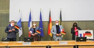 Schulleiter Thilo Engelhardt (von links), Lehrerin Karen Rechtenwald, Oberbürgermeister Prof. Dr. Eckart Würzner und Schulleiterin Anja Schmidt stellten die Grundschulpartnerschaft mit Montpellier im Rathaus vor. (Foto: HD) Schulleiter Thilo Engelhardt (von links), Lehrerin Karen Rechtenwald, Oberbürgermeister Prof. Dr. Eckart Würzner und Schulleiterin Anja Schmidt stellten die Grundschulpartnerschaft mit Montpellier im Rathaus vor.