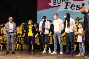 Oberbürgermeister Würzner mit mehreren Menschen auf der Bühne im snp dome (Foto: Dittmer) Oberbürgermeister Würzner mit mehreren Menschen auf der Bühne im snp dome