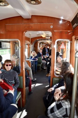 Lesung in der Straßenbahn am Welttag der Poesie 2018 Lesung in der Straßenbahn am Welttag der Poesie 2018