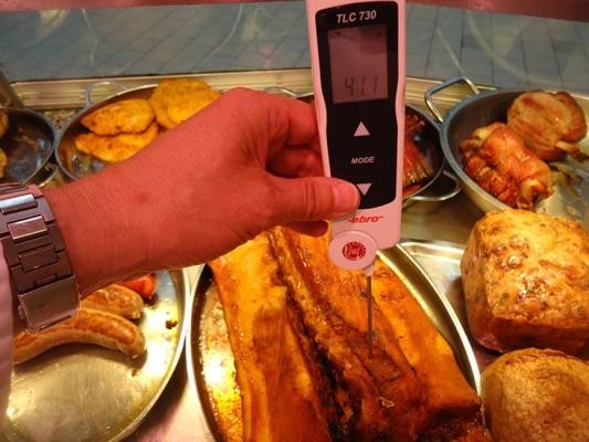 Prüfung der Temperatur von Fleisch in einem Heidelberger Restaurant. (Foto: Stadt Heidelberg) Prüfung der Temperatur von Fleisch in einem Heidelberger Restaurant. (Foto: Stadt Heidelberg)