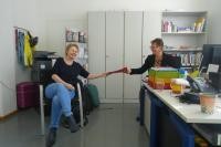 Silke Ssymank (links) und Christina Reiß (rechts) im Büro der KBB. Foto: Stadt Heidelberg Zwei Damen sitzen im Büro der KBB. Silke Ssymank (links) und Christina Reiß (rechts)