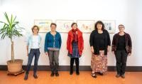 von links nach rechts: Anette Bruder, Christina Reiß, Helma Striffler, Bärbel Handlos, Kirsten Ehrhardt anlässlich der Vernissage am 1. Oktober. Foto: Felix Becker 5 Damen von links nach rechts: Anette Bruder, Christina Reiß, Helma Striffler, Bärbel Handlos, Kirsten Ehrhardt anlässlich der Vernissage am 1. Oktober vor den Bildern
