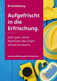 Plakat Corona-Auffrischungskampagne Text: Aufgefrischt in die Erfrischung. Jetzt ganz ohne Wartezeit den Impfschutz erneuern. Dahinter ein Foto von Fliflops, Sonnenhut und Taucherbrille.