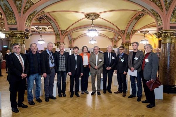 Die Mitglieder des Koordinationsbeirates „Neues Konferenzzentrum“ unmittelbar vor der öffentlichen Sitzung des Beirates am 30. Januar 2014 in der Stadthalle Heidelberg: (von links) Dr. Steffen Sigmund (Bürgerstiftung Heidelberg), Prof. Dr. Klaus von Olshausen (Bürger für Heidelberg e.V.), Thorsten Schmidt (Heidelberger Frühling), Stefan Klawitter (Theater und Orchester Heidelberg), Dr. Jochen Goetze (Bürgerinitiative BIEST), Mike de Vries (GF Heidelberg Marketing), Dr. Jobst Wellensiek (Sitzungsleitung), Dr. Willi Siller (Universität Heidelberg), Thomas Morr (Stadtteilvereine Heidelberg), Mario Klein (IHK Rhein-Neckar), Frank Zimmerman (Stadt Heidelberg, Amt für Stadtentwicklung und Statistik) (Foto: Rothe) Die Mitglieder des Koordinationsbeirates „Neues Konferenzzentrum“ unmittelbar vor der öffentlichen Sitzung des Beirates am 30. Januar 2014 in der Stadthalle Heidelberg: (von links) Dr. Steffen Sigmund (Bürgerstiftung Heidelberg), Prof. Dr. Klaus von Olshausen (Bürger für Heidelberg e.V.), Thorsten Schmidt (Heidelberger Frühling), Stefan Klawitter (Theater und Orchester Heidelberg), Dr. Jochen Goetze (Bürgerinitiative BIEST), Mike de Vries (GF Heidelberg Marketing), Dr. Jobst Wellensiek (Sitzungsleitung), Dr. Willi Siller (Universität Heidelberg), Thomas Morr (Stadtteilvereine Heidelberg), Mario Klein (IHK Rhein-Neckar), Frank Zimmerman (Stadt Heidelberg, Amt für Stadtentwicklung und Statistik) (Foto: Rothe)