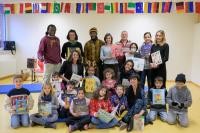 Dass Kinder über Bücher den Umgang mit Vielfalt bereits in der Grundschule erlernen, möchte der Migrationsbeirat unterstützen. Zusammen mit Bürgermeisterin Stefanie Jansen (3.v.r. sitzend) startete der Migrationsbeirat das Projekt „Menschenbücher“ am 9. Dezember an der Geschwister-Scholl-Schule in Kirchheim. (Foto: Philipp Rothe) Kinder und Erwachsene mit Büchern