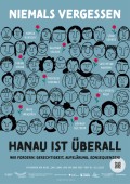 Plakat „Niemals vergessen“ von Saliha Soylu. Plakat mit vielen einzelnen Gesichtern, den Namen der Ermordeten mit einer Rose. Unterüberschrift ist: "Hanau ist überall".