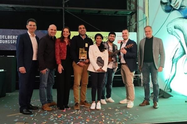 Die Preisverleihung 2024. (Foto: Stadt Heidelberg) Eine Gruppe von Personen steht auf einer Bühne und lächelt in die Kamera.