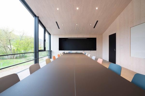 Moderne Seminartechnik und viel Aussicht: Der Seminarraum im neuen Haus der Jugend in Heidelberg. (Foto: Leone Schuch, Hochbauamt Heidelberg) Moderne Seminartechnik und viel Aussicht: Der Seminarraum im neuen Haus der Jugend in Heidelberg.