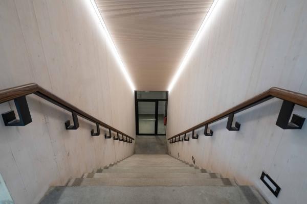 Der Treppenabgang West im neuen Haus der Jugend in Heidelberg. (Foto: Leone Schuch, Hochbauamt Heidelberg) Der Treppenabgang West im neuen Haus der Jugend in Heidelberg.