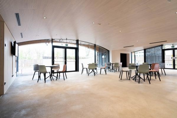 Lichtdurchfluteter Treffpunkt im neuen Haus der Jugend in Heidelberg: Der Café-Bereich im Erdgeschoss. (Foto: Leone Schuch, Hochbauamt Heidelberg) Lichtdurchfluteter Treffpunkt im neuen Haus der Jugend in Heidelberg: Der Café-Bereich im Erdgeschoss.